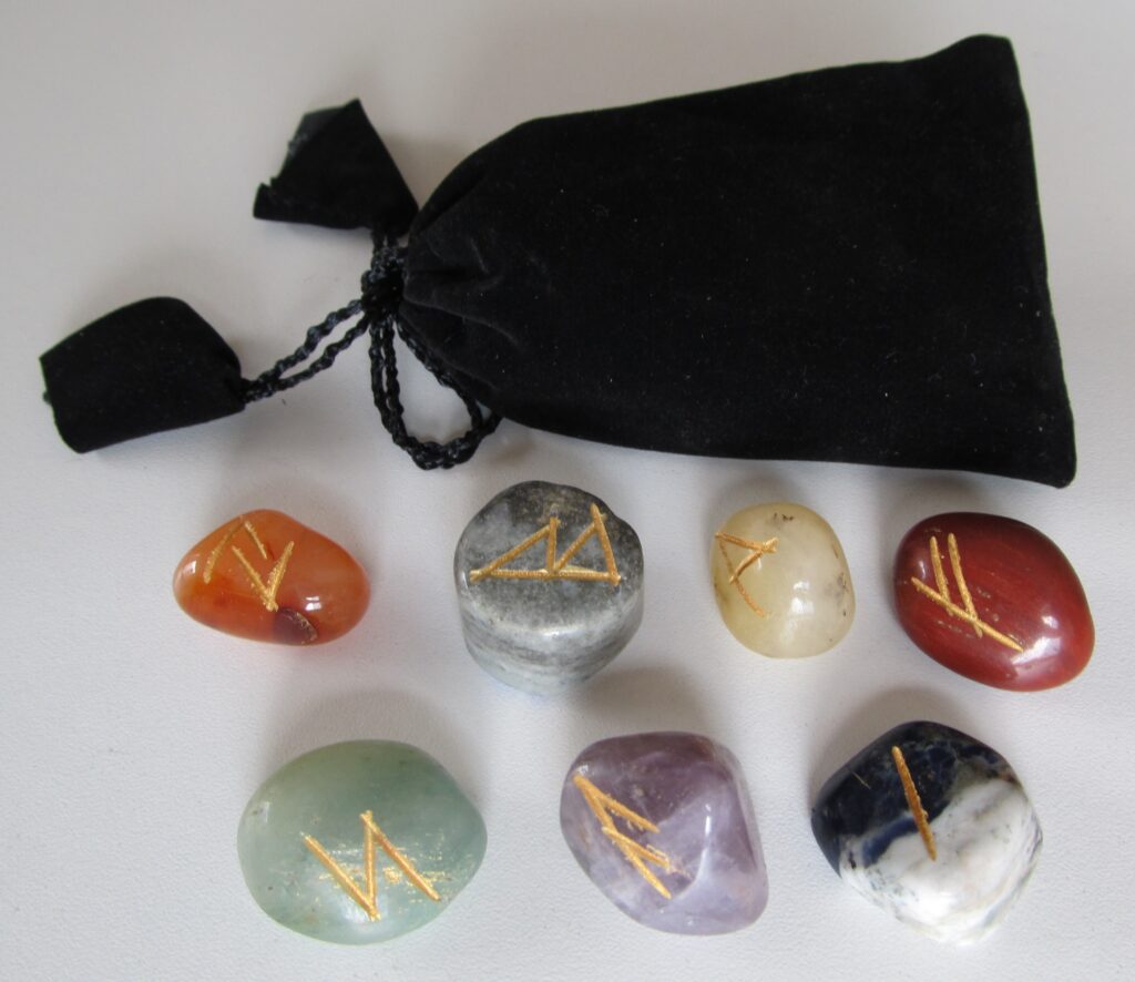 SET DE 7 CUARZOS RUNAS GRABADAS PRECIO 35 SOLES